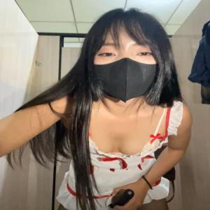 Idol asia Lynn cosplay cô hầu gái dâm đãng nghịch toy trong WC